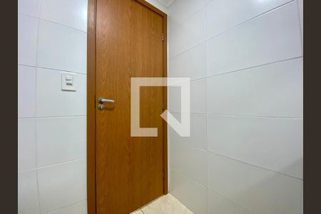 Banheiro de apartamento para alugar com 2 quartos, 57m² em Guilhermina, Praia Grande