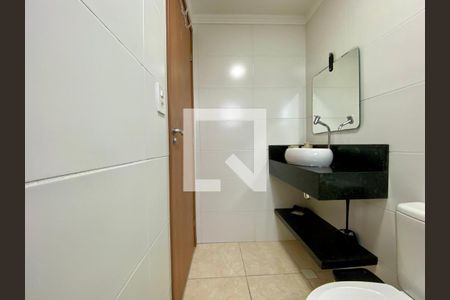 Banheiro da Suíte de apartamento para alugar com 2 quartos, 57m² em Guilhermina, Praia Grande