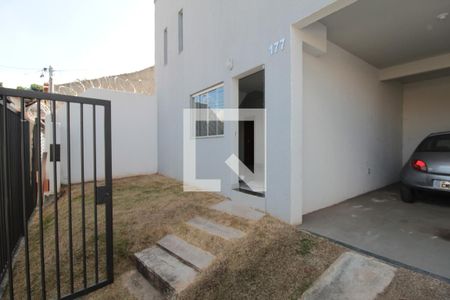 Fachada de casa à venda com 3 quartos, 120m² em São João Batista, Belo Horizonte