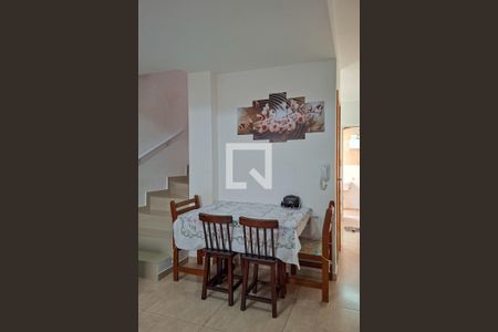 Sala de casa de condomínio para alugar com 2 quartos, 56m² em Maracanã, Praia Grande