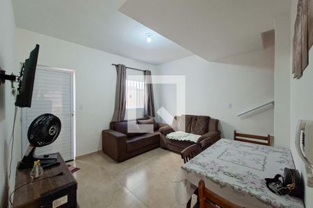 Sala de casa de condomínio para alugar com 2 quartos, 56m² em Maracanã, Praia Grande