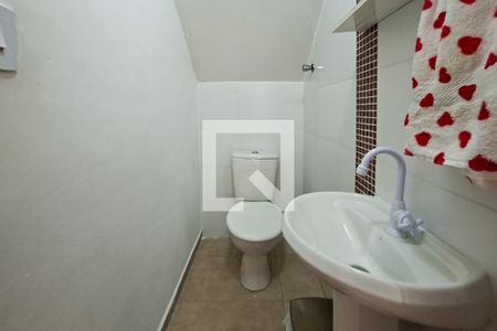 Lavabo de casa de condomínio para alugar com 2 quartos, 56m² em Maracanã, Praia Grande
