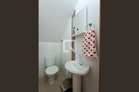 Lavabo de casa de condomínio para alugar com 2 quartos, 56m² em Maracanã, Praia Grande