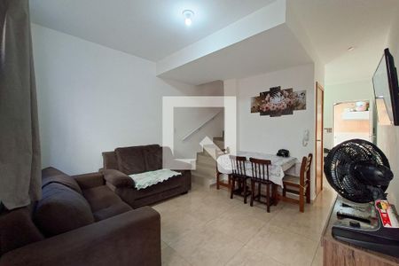 Sala de casa de condomínio para alugar com 2 quartos, 56m² em Maracanã, Praia Grande