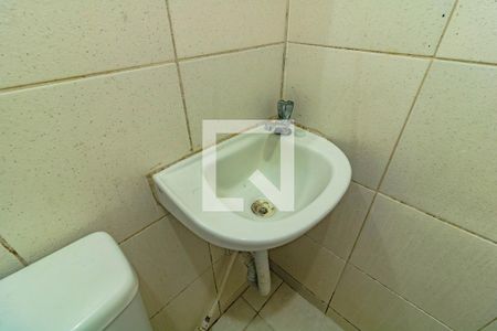 Banheiro de casa para alugar com 1 quarto, 28m² em Vila Guarani (zona Sul), São Paulo