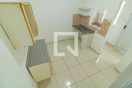 Cozinha de casa para alugar com 1 quarto, 28m² em Vila Guarani (zona Sul), São Paulo