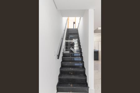 Escada na Sala de casa à venda com 3 quartos, 200m² em Vila Lais, São Paulo