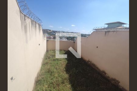 Quintal de casa à venda com 3 quartos, 306m² em São Goncalo, Contagem