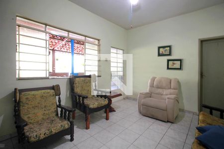 Sala de casa à venda com 4 quartos, 400m² em Sagrada Família, Belo Horizonte