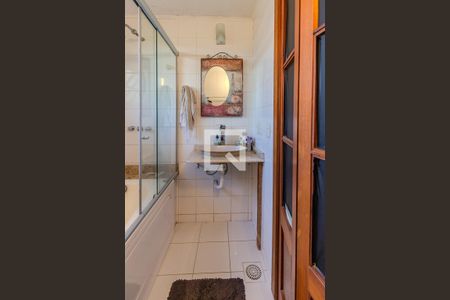 Banheiro da Suíte de casa de condomínio para alugar com 3 quartos, 195m² em Santa Tereza, Porto Alegre