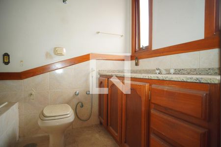 Banheiro da Suíte 1 de casa à venda com 3 quartos, 650m² em São João, Porto Alegre