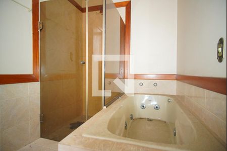 Banheiro da Suíte 1 de casa à venda com 3 quartos, 650m² em São João, Porto Alegre