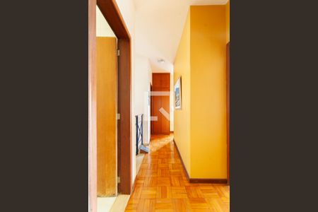Corredor de casa à venda com 4 quartos, 992m² em Estoril, Belo Horizonte