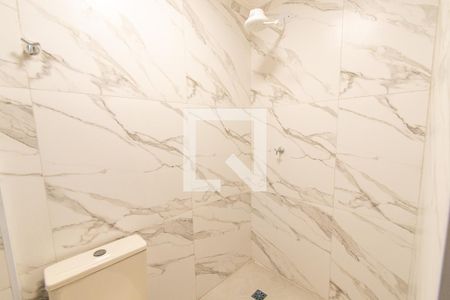 Banheiro de kitnet/studio para alugar com 1 quarto, 28m² em Liberdade, São Paulo