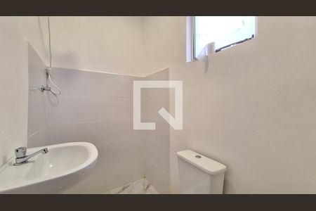 Banheiro de casa para alugar com 1 quarto, 60m² em Vila Ipojuca, São Paulo