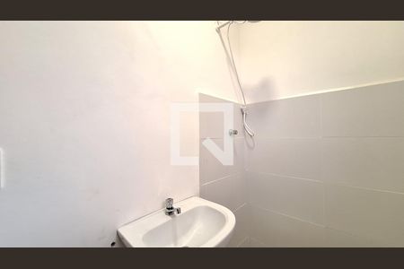 Banheiro de casa para alugar com 1 quarto, 60m² em Vila Ipojuca, São Paulo