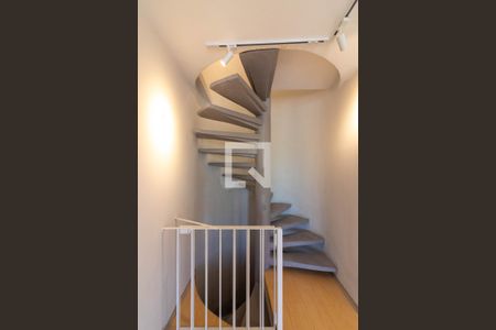 Escadas - Piso Inferior de apartamento para alugar com 2 quartos, 125m² em Planalto Paulista, São Paulo