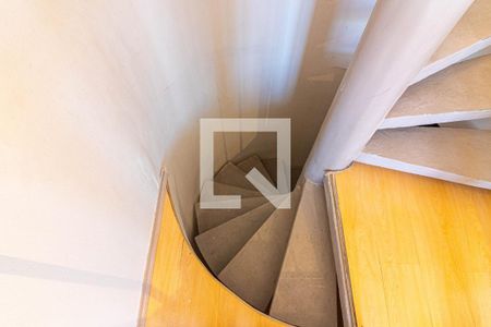 Escadas - Piso Inferior de apartamento para alugar com 2 quartos, 125m² em Planalto Paulista, São Paulo