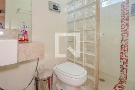 Banheiro de apartamento à venda com 1 quarto, 39m² em São Sebastião, Porto Alegre