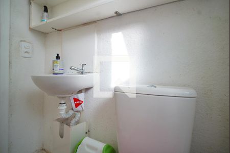 Banheiro Social de apartamento à venda com 2 quartos, 45m² em Mário Quintana, Porto Alegre