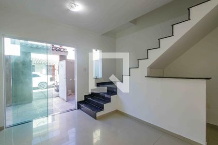Sala de casa de condomínio à venda com 3 quartos, 90m² em Vargem Pequena, Rio de Janeiro