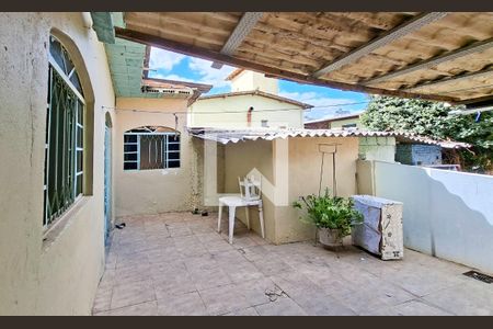 Quintal de casa à venda com 3 quartos, 250m² em Santa Cruz, Belo Horizonte