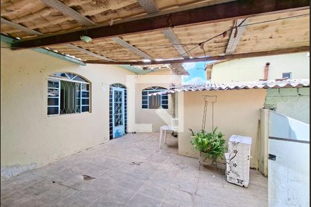 Quintal de casa à venda com 3 quartos, 250m² em Santa Cruz, Belo Horizonte