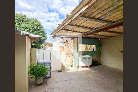 Quintal de casa à venda com 3 quartos, 250m² em Santa Cruz, Belo Horizonte