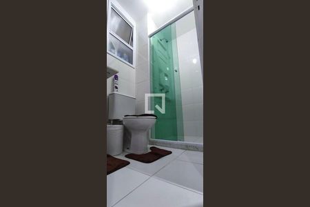 Banheiro de apartamento para alugar com 2 quartos, 61m² em Jardim Tupanci, Barueri