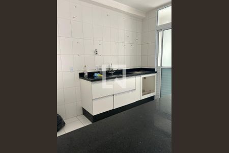 Cozinha de apartamento para alugar com 2 quartos, 61m² em Jardim Tupanci, Barueri