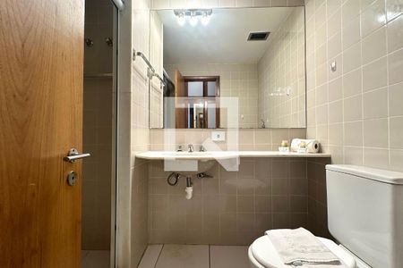 Banheiro de kitnet/studio para alugar com 1 quarto, 30m² em Copacabana, Rio de Janeiro