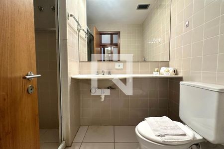 Banheiro de kitnet/studio para alugar com 1 quarto, 30m² em Copacabana, Rio de Janeiro