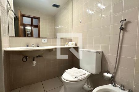 Banheiro de kitnet/studio para alugar com 1 quarto, 30m² em Copacabana, Rio de Janeiro