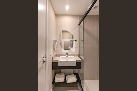 Banheiro de kitnet/studio à venda com 1 quarto, 30m² em Boa Vista, Porto Alegre