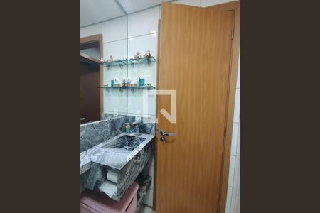 Banheiro de apartamento à venda com 2 quartos, 52m² em Sapucaia Ii, Contagem