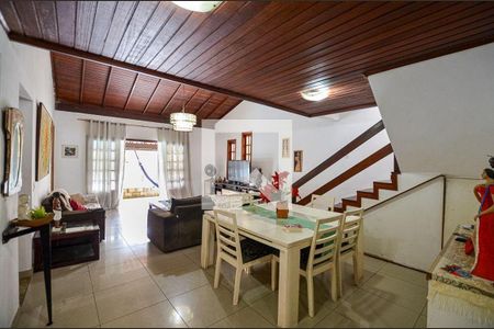 Casa à venda com 4 quartos, 228m² em Maravista, Niterói