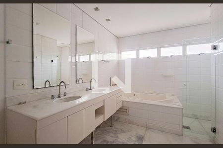 Banheiro de apartamento à venda com 1 quarto, 129m² em Lourdes, Belo Horizonte