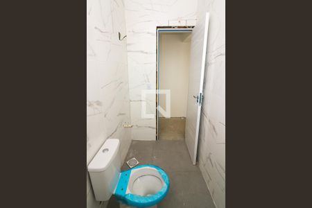 Banheiro de casa de condomínio à venda com 2 quartos, 70m² em Nonoai, Porto Alegre