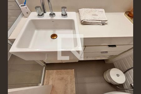 Banheiro de apartamento à venda com 1 quarto, 38m² em Vila Nova Conceição, São Paulo