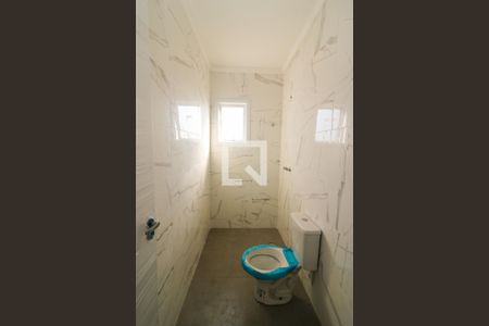 Banheiro de casa de condomínio à venda com 2 quartos, 70m² em Nonoai, Porto Alegre