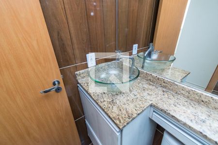 Banheiro de apartamento para alugar com 2 quartos, 47m² em Parada de Lucas, Rio de Janeiro