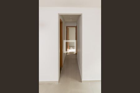 Corredor de apartamento para alugar com 2 quartos, 47m² em Parada de Lucas, Rio de Janeiro