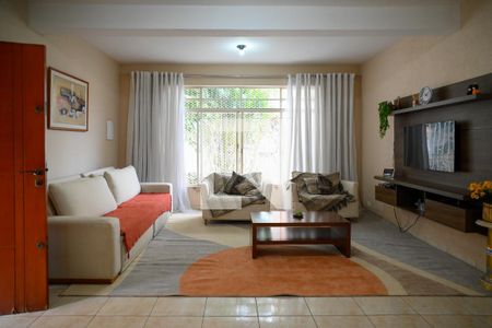 Sala de casa à venda com 3 quartos, 200m² em Vila Gumercindo, São Paulo