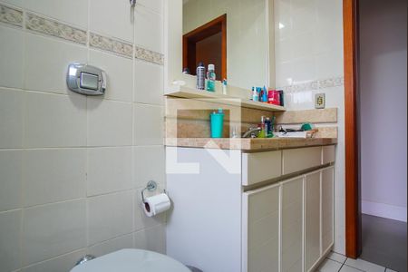 Banheiro Corredor de apartamento à venda com 3 quartos, 257m² em Vila Ipiranga, Porto Alegre