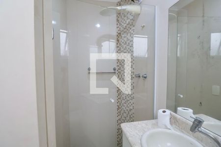 Banheiro de serviço de apartamento para alugar com 4 quartos, 126m² em Jardim Praiano, Guarujá