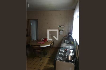 Casa à venda com 4 quartos, 350m² em Vila Carmosina, São Paulo