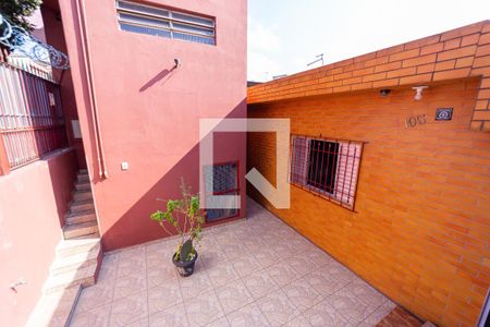 Garagem de casa à venda com 3 quartos, 100m² em Jardim Verônia, São Paulo