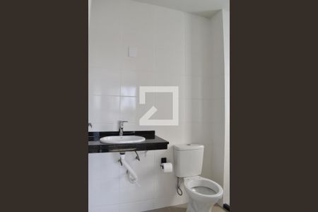 Banheiro de kitnet/studio para alugar com 1 quarto, 28m² em Centro, Curitiba
