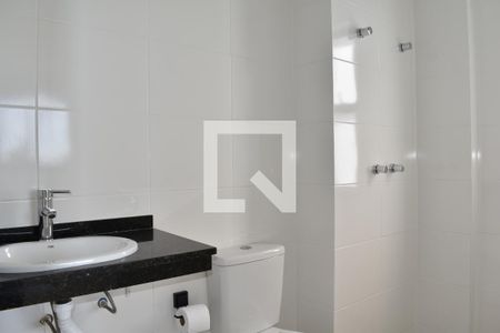 Banheiro de kitnet/studio para alugar com 1 quarto, 28m² em Centro, Curitiba