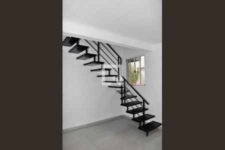 Escada Quartos de casa de condomínio para alugar com 2 quartos, 70m² em Casa Verde Alta, São Paulo